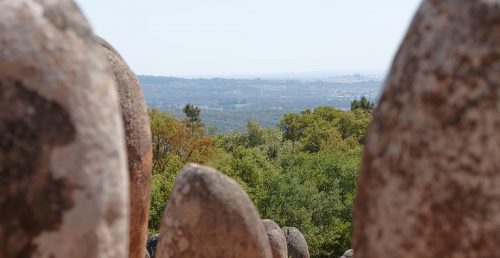 Câmara de Évora assinala 62 anos da descoberta da Anta Grande do Zambujeiro e do Cromeleque dos Almendres