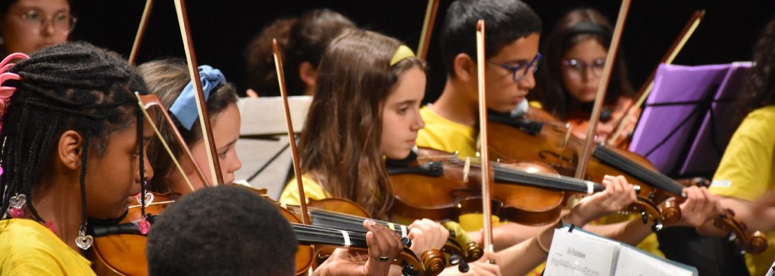 (Português) Orquestra Geração Évora Planícies emocionou o público com o seu Concerto da Pri...