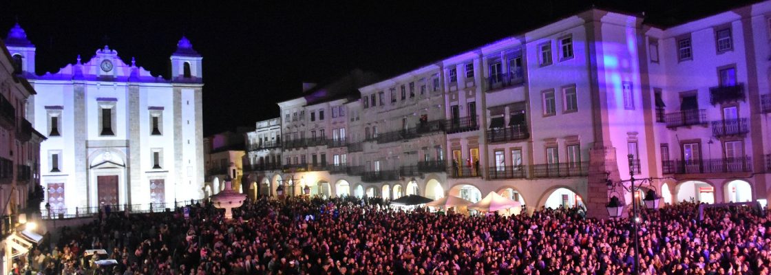 (Português) Milhares de pessoas celebraram o 25 de Abril em Évora