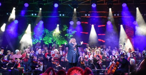 Vozes de Abril e Orquestra do Alentejo cantaram Abril na Praça de Giraldo