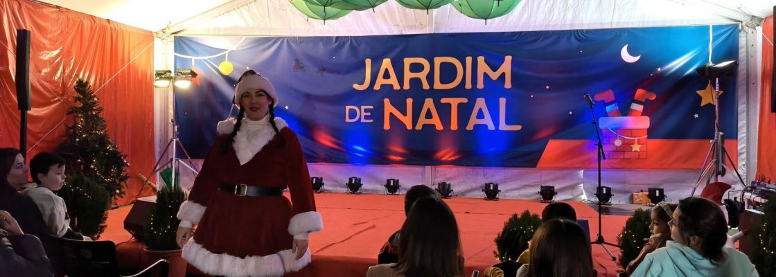 A tarde no Jardim de Natal foi animada com canções infantis e de Natal, interpretadas pela Mãe...