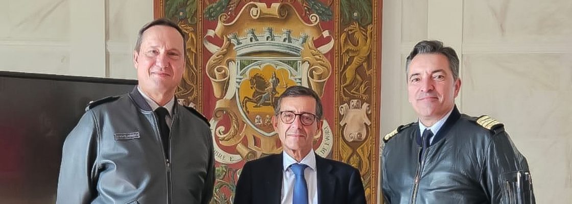 Autarca de Évora recebeu o Diretor do Curso de Promoção a Oficial General, do Instituto Univer...