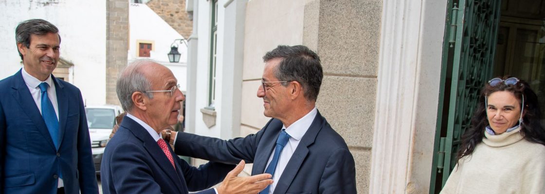 Presidente da Câmara de Évora recebe candidato presidencial no Salão Nobre