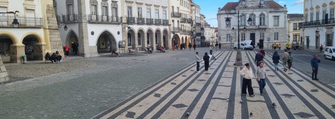 Depois de uma manhã de emoções e competição, pelas 15h10 a Praça do Giraldo já se encontra...