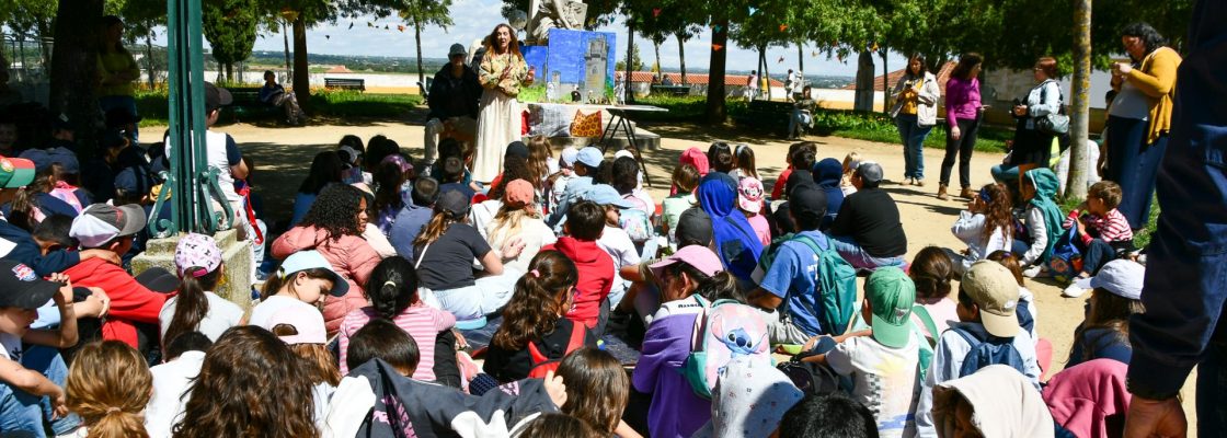 (Português) Na Feira do Livro de Évora:  Alexandra Santos Rosa apresentou o livro “Chaparim q...