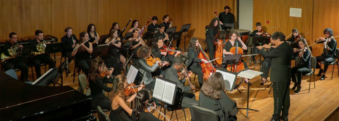 (Português) VER&APRENDER: “Sinfonia dos Brinquedos” Orquestra Clássica da Universidade ...