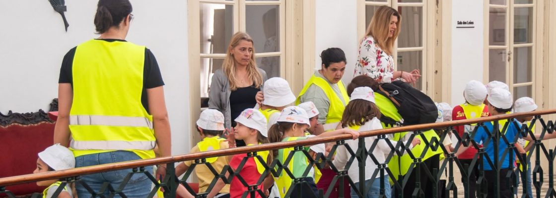Pré-escolar do Centro Infantil Irene Lisboa conhece o funcionamento dos Paços do Concelho