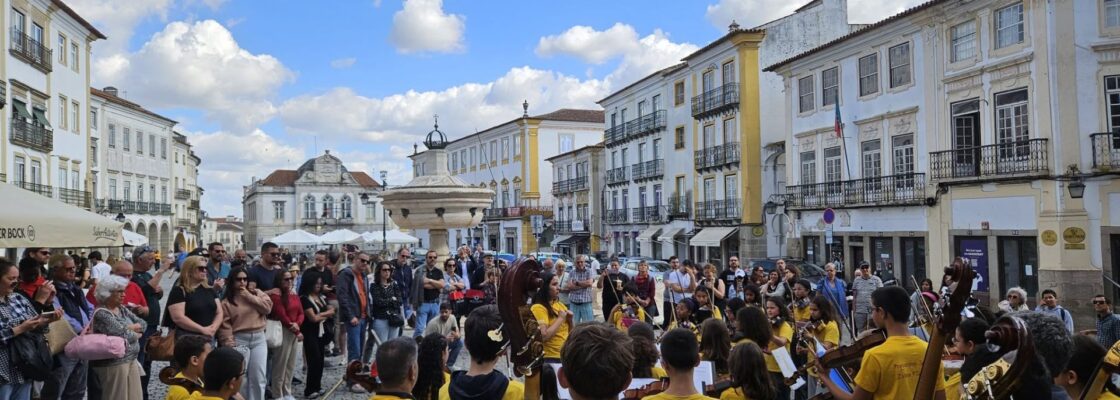 Orquestra Geração Évora Planícies enche a Praça do Giraldo de Música